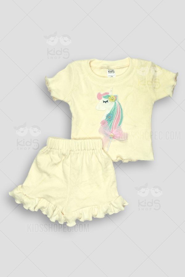 Conjunto de ropa con un bordado de unicornio y acabos volantes en dobladillos.