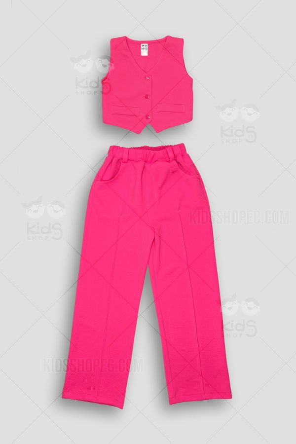 Conjunto dos piezas con top sin mangas y pantalones.