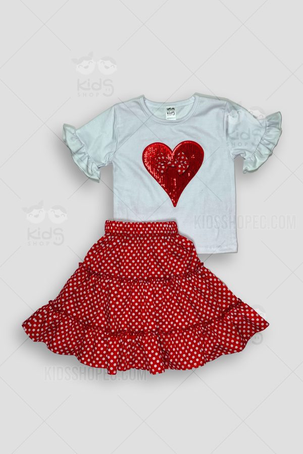 Camiseta Blanca con Corazón Rojo Brillante y Falda Roja con Lunares Blancos