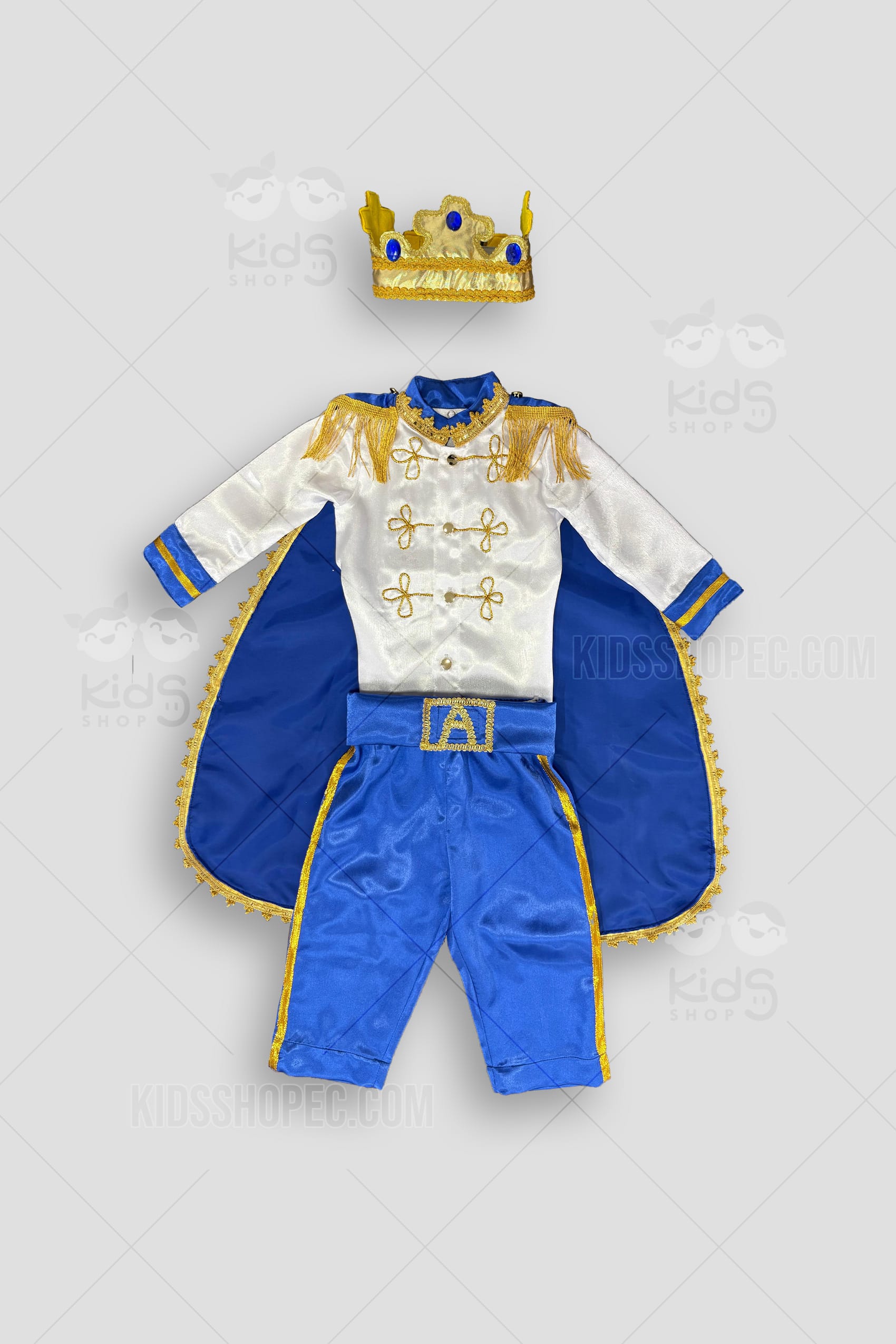 Traje de príncipe para niño con chaqueta de raso blanca, bordados y botones dorados, hombreras con flecos, pantalón azul vibrante con franjas laterales de oro, capa azul con ribetes dorados y corona real. Mudada de realeza infantil para fiestas de primer año confeccionada a medida en Ecuador por Kids Shop EC.