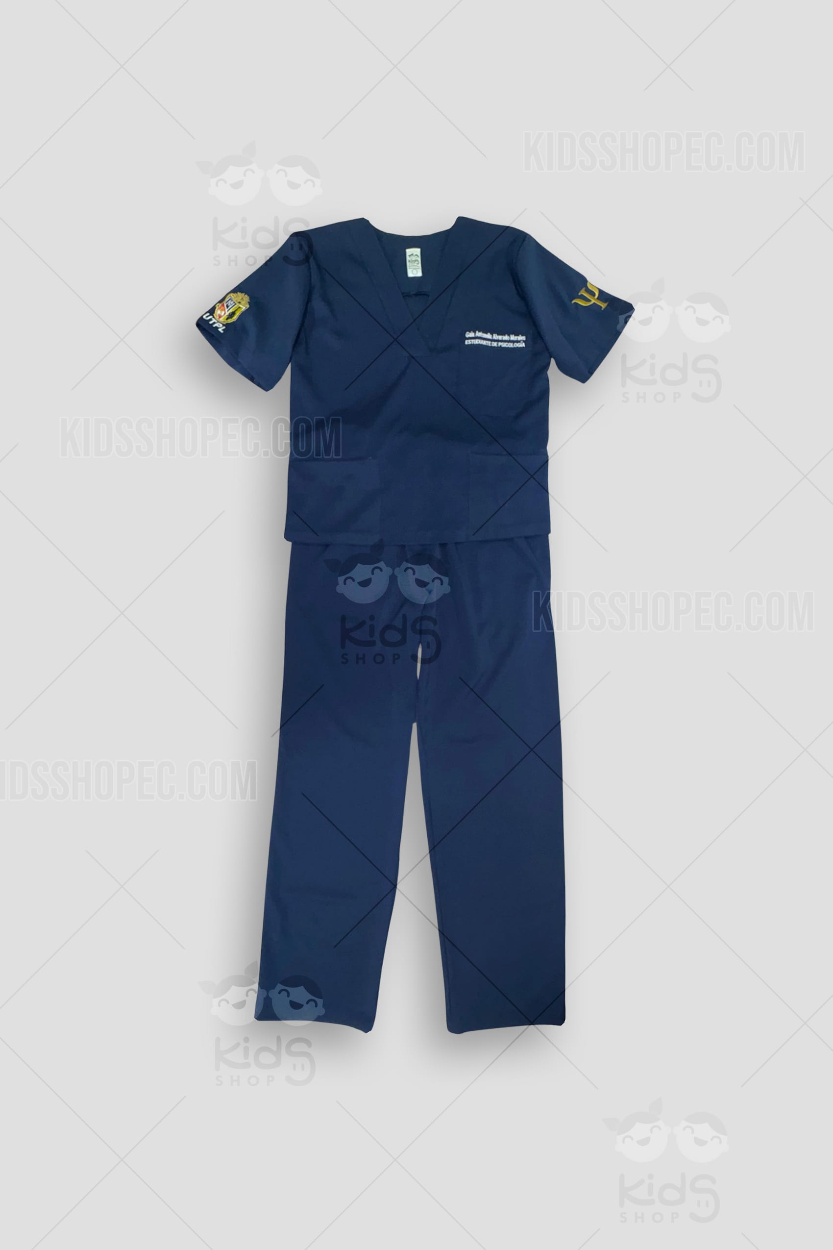 Uniforme scrub azul marino con bordados personalizados del escudo de la , símbolo de psicología y nombre del estudiante. Mudada profesional y clínica para estudiantes de psicología confeccionada a medida en Ecuador por Kids Shop EC.