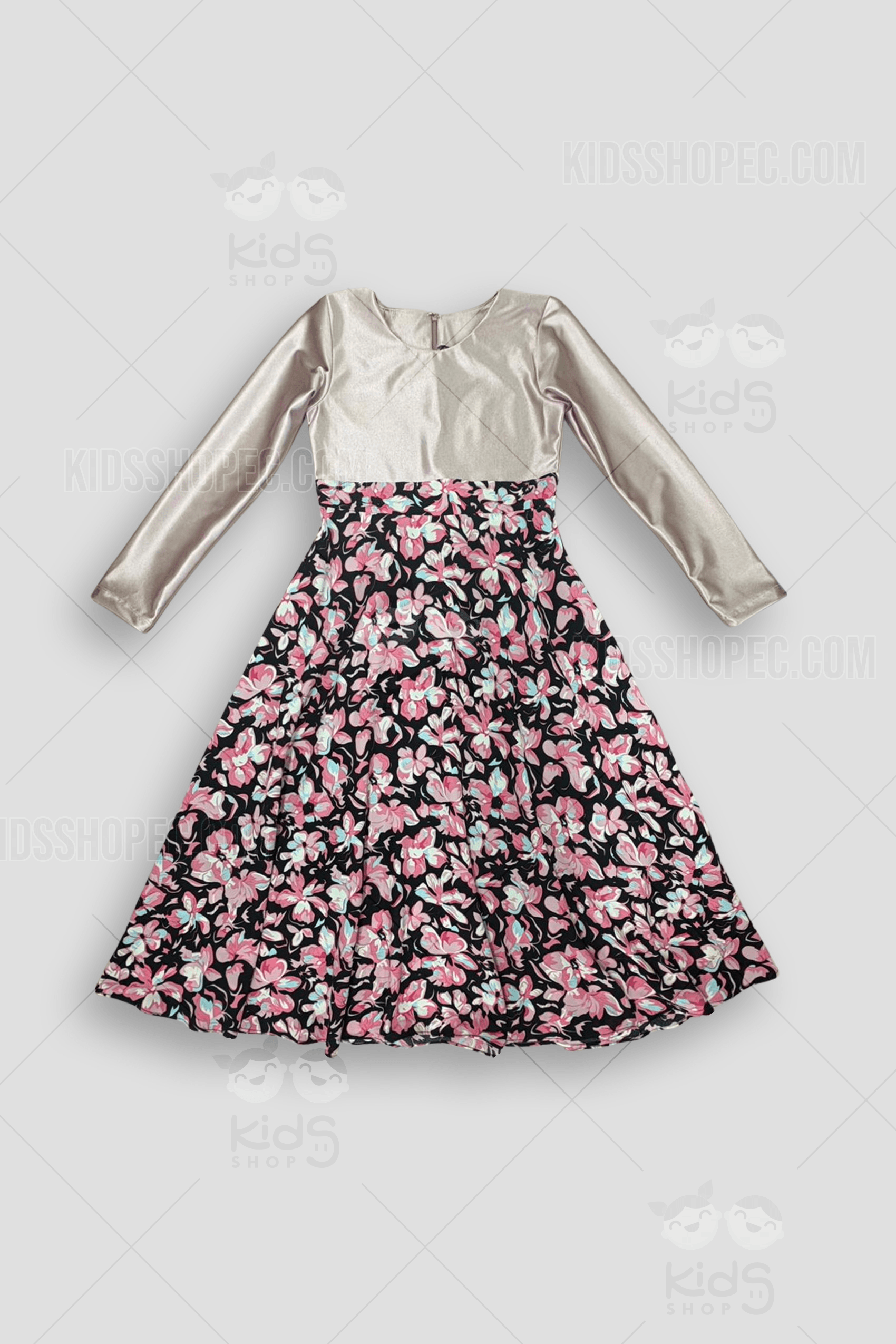 Vestido de manga larga con corpiño rosa metalizado satinado y falda con vuelo de estampado floral en tonos rosa y lila. Esta mudada coordinada para madre e hija es confeccionada a medida en Ecuador por Kids Shop EC para sesiones de fotos familiares y eventos sociales.