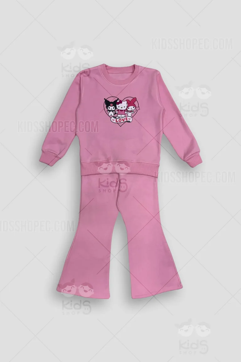 Conjunto de dos piezas de calentador rosa vibrante para bebé con sutil patrón de nubes. Incluye chaqueta con capucha y cremallera blanca frontal, y pantalón con franjas amarillas y blancas. Destaca un parche bordado de un tigre de dibujos animados y el texto 'BABY TIGER' en el pecho. Esta mudada artesanal invernal es confeccionada a medida en Ecuador por Kids Shop EC.