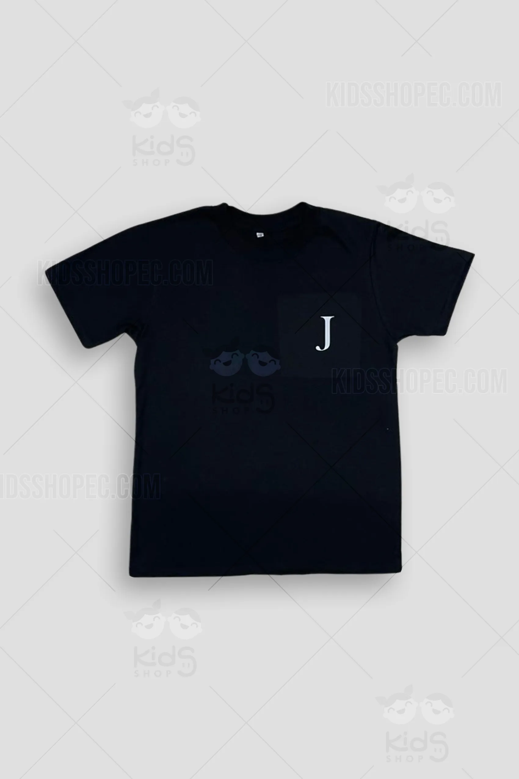 Camiseta de algodón premium negra para niño con manga corta. Presenta un gran diseño de transferencia DTF en el pecho que muestra portraits ilustrados de los siete miembros de BTS, sus nombres, 'BTS' text, '2013', y otros símbolos. Confección artesanal por Kids Shop EC en Ecuador.