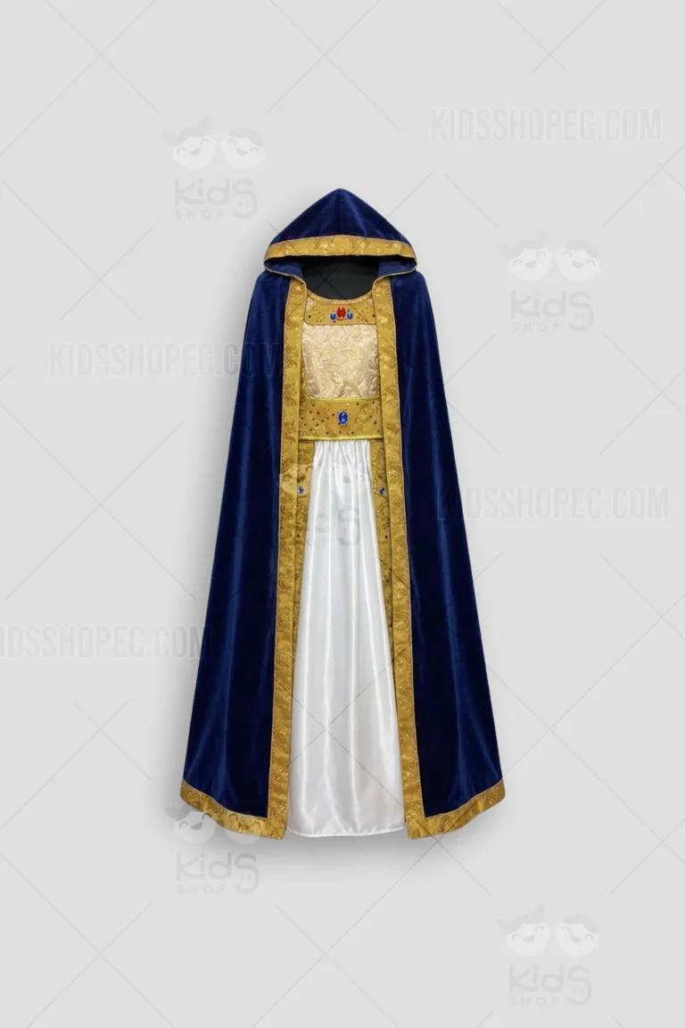 Traje artesanal de la Virgen para niña confeccionado en terciopelo azul real y satín blanco, con detalles en brocado dorado y pedrería. Incluye capa larga con capucha y tiara plateada. Esta mudada religiosa de alta gama es hecha a medida por Kids Shop EC en Ecuador.