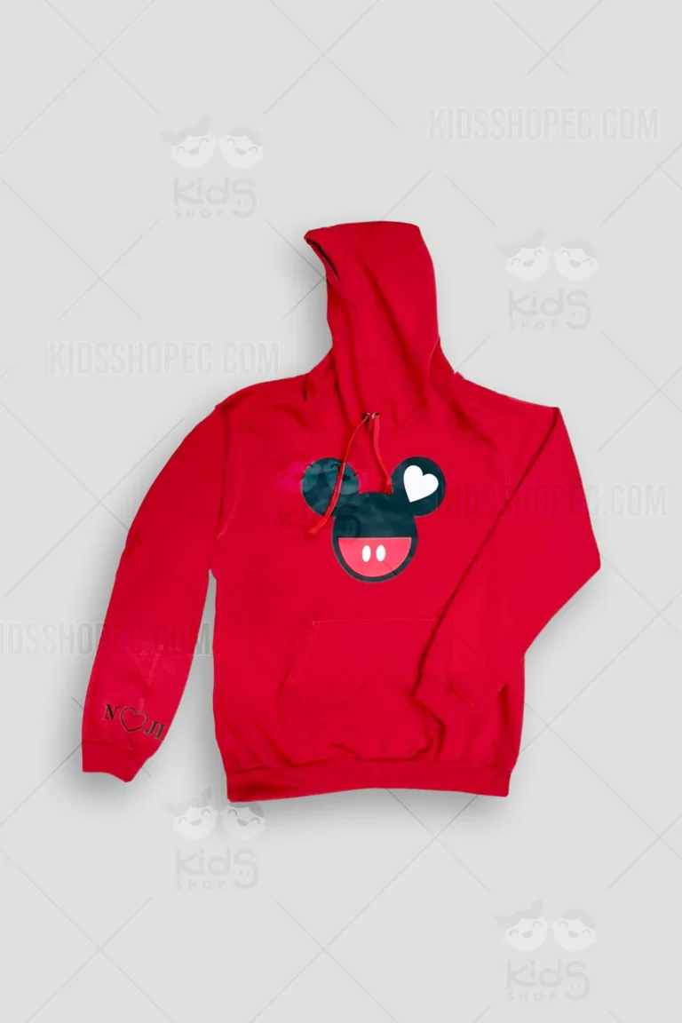 Dúo de hoodies rojos de algodón premium con diseños DTF de Mickey y Minnie Mouse en el pecho. Incluye personalización de iniciales con corazón en los puños. Confección de alta gama por Kids Shop EC en Quito, Ecuador.
