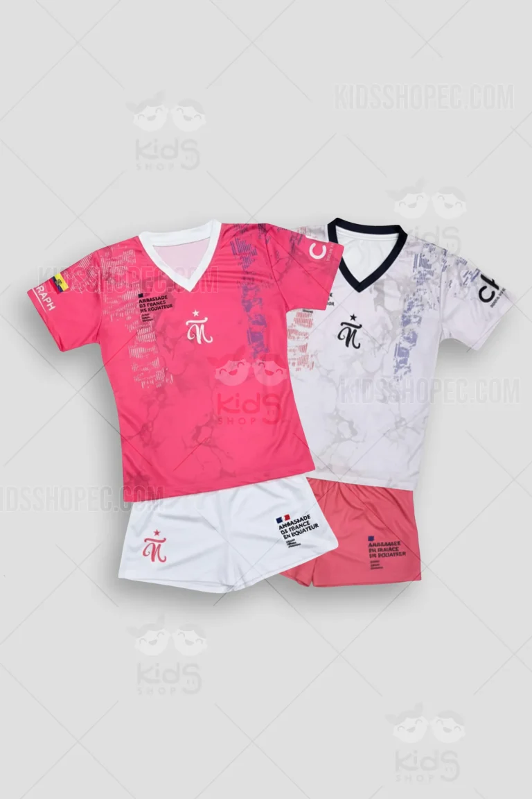 Conjunto de uniforme de fútbol para niña en colores fucsia y cian con sublimado de "Las Ñañas". Incluye camiseta personalizada con nombre y número, short y medias coordinadas. Esta mudada deportiva es confeccionada a medida en Ecuador por Kids Shop EC para entrenamiento y partidos de equipos femeninos.