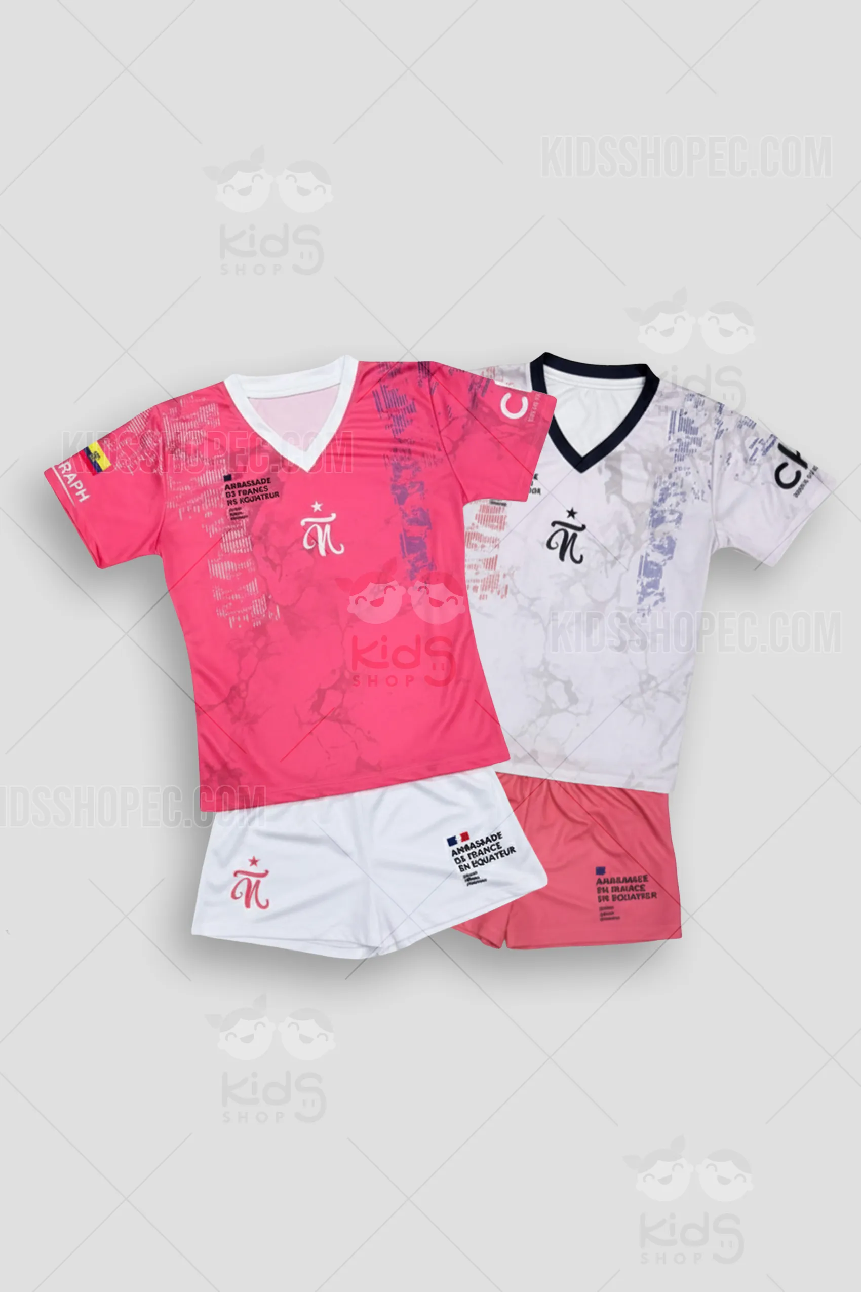 Conjunto de uniforme de fútbol para niña en colores fucsia y cian con sublimado de "Las Ñañas". Incluye camiseta personalizada con nombre y número, short y medias coordinadas. Esta mudada deportiva es confeccionada a medida en Ecuador por Kids Shop EC para entrenamiento y partidos de equipos femeninos.