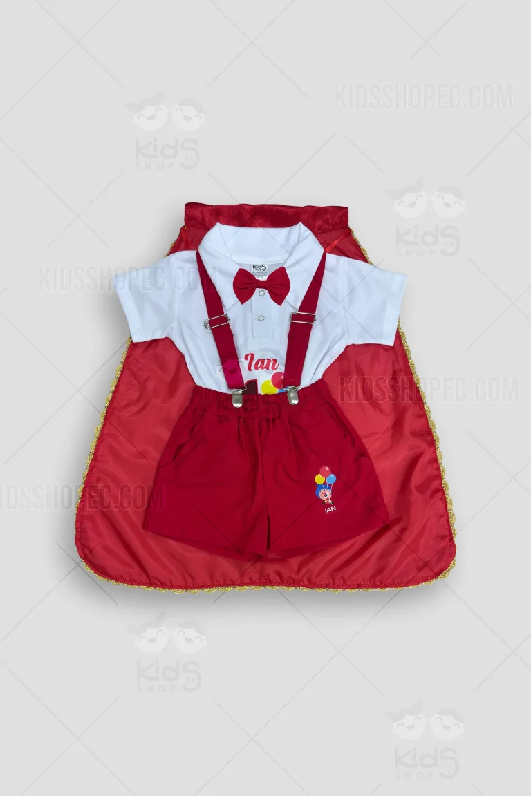 Conjunto infantil de polo blanca personalizada, short rojo con tirantes y capa de satín con bordes dorados inspirada en Plim Plim. Esta mudada de cumpleaños es confeccionada a medida en Ecuador por Kids Shop EC para fiestas de primer año y sesiones fotográficas.