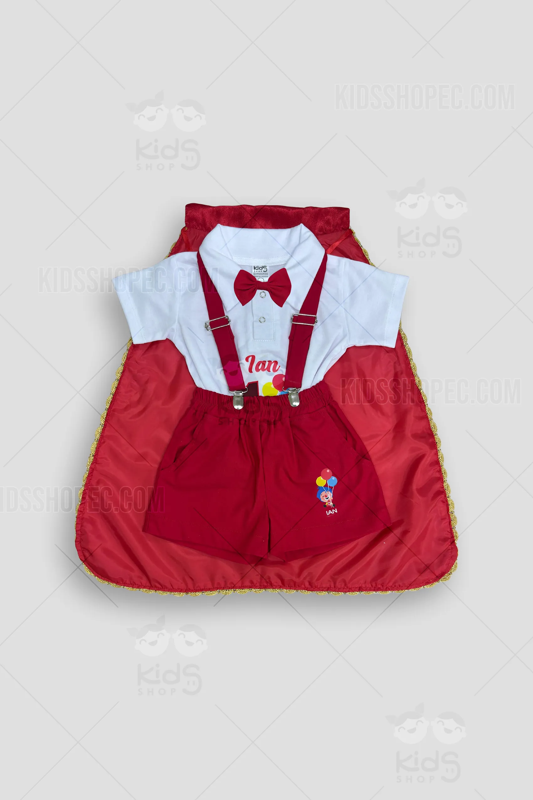 Conjunto infantil de polo blanca personalizada, short rojo con tirantes y capa de satín con bordes dorados inspirada en Plim Plim. Esta mudada de cumpleaños es confeccionada a medida en Ecuador por Kids Shop EC para fiestas de primer año y sesiones fotográficas.