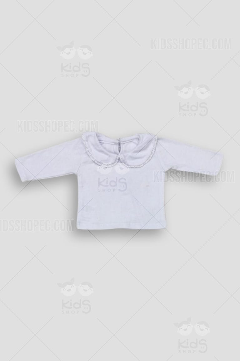 Blusa blanca de manga larga para bebé confeccionada en algodón suave. Destaca un cuello redondo tipo "Peter Pan" con borde de encaje delicado (puntilla) y cierre posterior. Confección artesanal de Kids Shop EC.