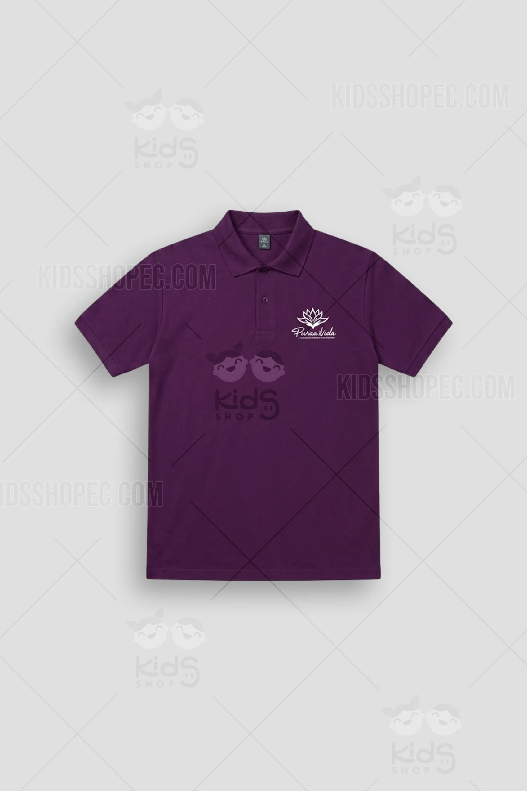 Fotografías de un polo de piqué clásico en un rico tono púrpura (mauve/morado). En la vista frontal, destaca un estampado blanco en el lado izquierdo del pecho con un gráfico de una flor de loto de múltiples pétalos sobre el texto cursivo "Promesa de Vida Centro Terapéutico" en tipografía cursiva. El polo presenta cuello de rib y puños acanalados en las mangas cortas, con una plaqueta de botones visible. En la vista trasera, se aprecia un gran estampado blanco circular centrado.