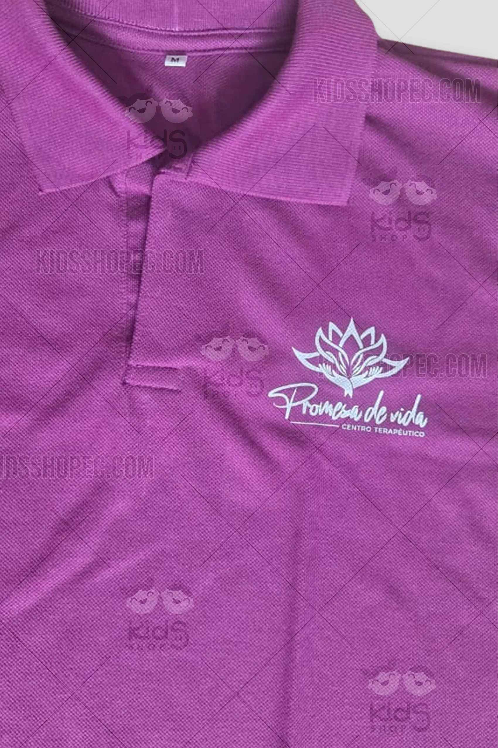 Polo de Piqué para Staff de Centro Terapéutico: Prenda Profesional con Estampado de Alta Definición - Imagen 3