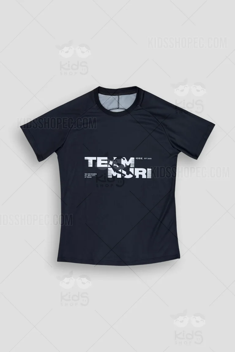 Fotografía de una camiseta deportiva de manga corta en color negro profundo con todos los detalles en color blanco puro. El frente presenta el nombre "MURI" en letras grandes blancas con borde fino. Incluye logos de patrocinadores como "Novac Construcciones" y un escudo central con las siglas "JS" y el año "EST. 2024". Los paneles laterales son negros con el texto vertical "TEAM MURI" en blanco. En la espalda destaca una silueta de perfil estilizada y el nombre del equipo en la parte superior. La prenda se muestra sobre un fondo gris neutro.