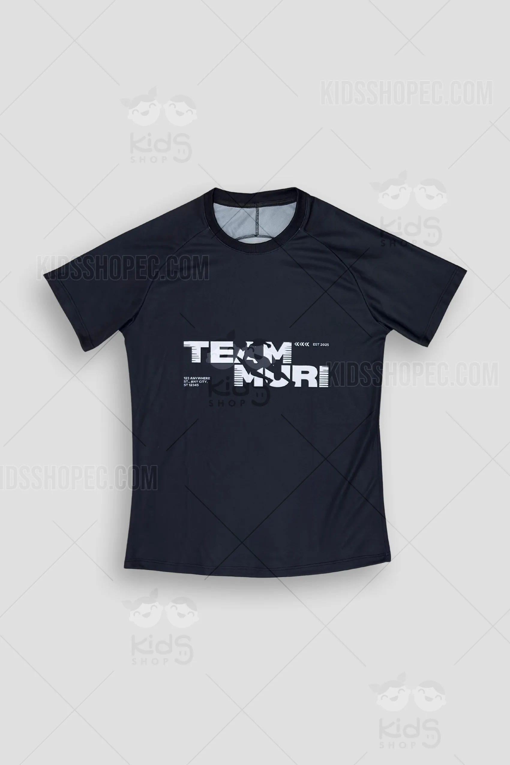 Fotografía de una camiseta deportiva de manga corta en color negro profundo con todos los detalles en color blanco puro. El frente presenta el nombre "MURI" en letras grandes blancas con borde fino. Incluye logos de patrocinadores como "Novac Construcciones" y un escudo central con las siglas "JS" y el año "EST. 2024". Los paneles laterales son negros con el texto vertical "TEAM MURI" en blanco. En la espalda destaca una silueta de perfil estilizada y el nombre del equipo en la parte superior. La prenda se muestra sobre un fondo gris neutro.