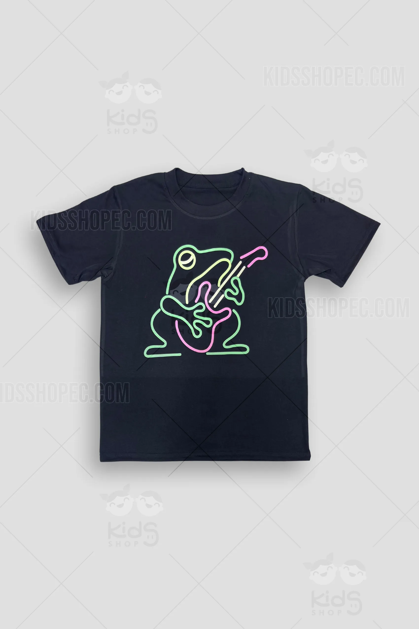 Serie de camisetas de algodón negro con estampados en DTF de alta intensidad estilo neón. Se muestran tres diseños: un mapache con gafas de sol y un cóctel en líneas verde limón y rosa; una rana tocando la guitarra eléctrica en tonos verde neón y fucsia; y una rosa artística en contornos neón rosa y verde. Las prendas resaltan por sus colores vibrantes sobre el fondo oscuro, con marcas de agua de Kids Shop EC.
