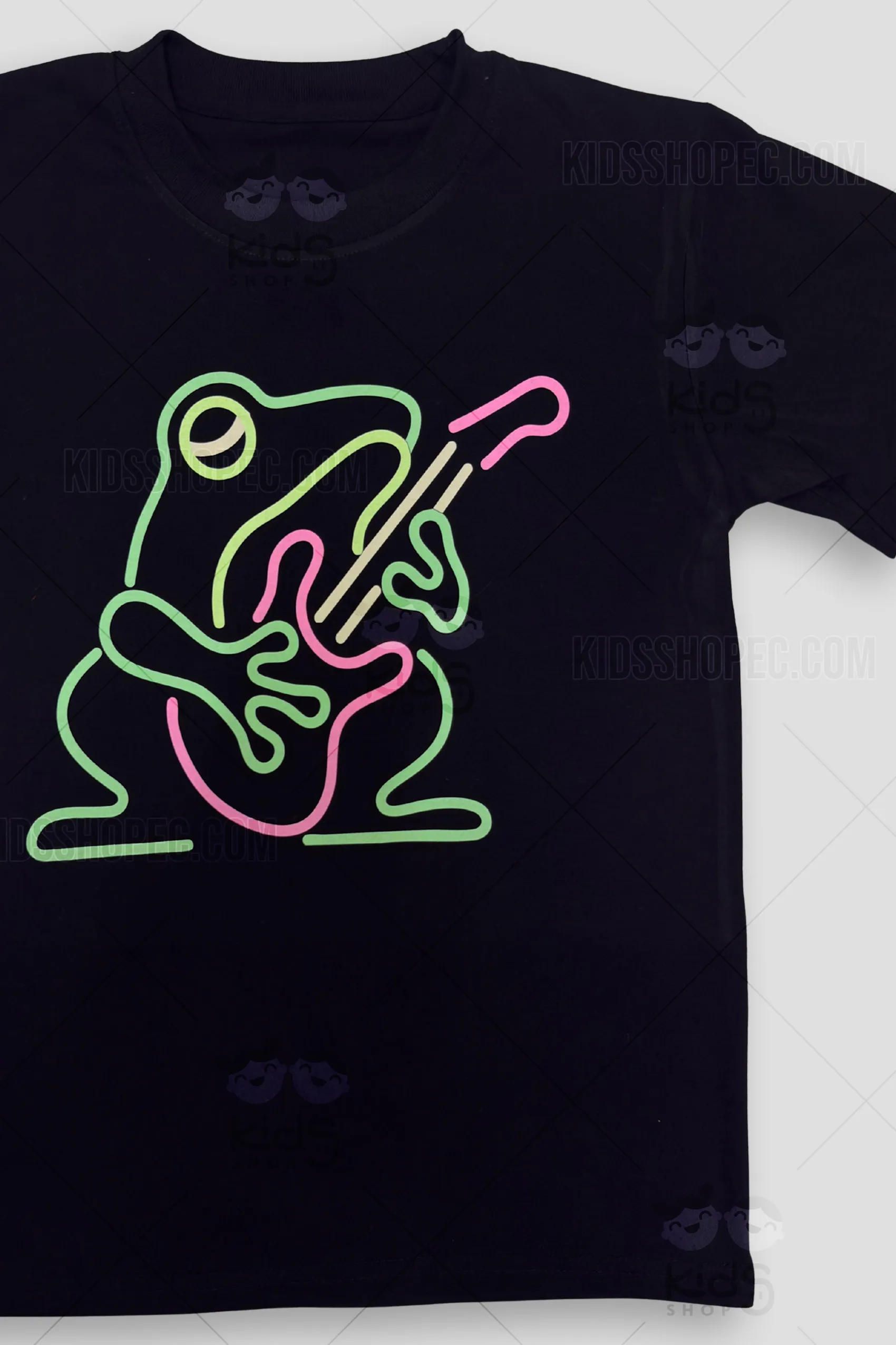 Camisetas Negras con Estampado DTF Neón Fluorescente - Diseños Urbanos: Mapache, Rana Rockera y Rosa - Imagen 2