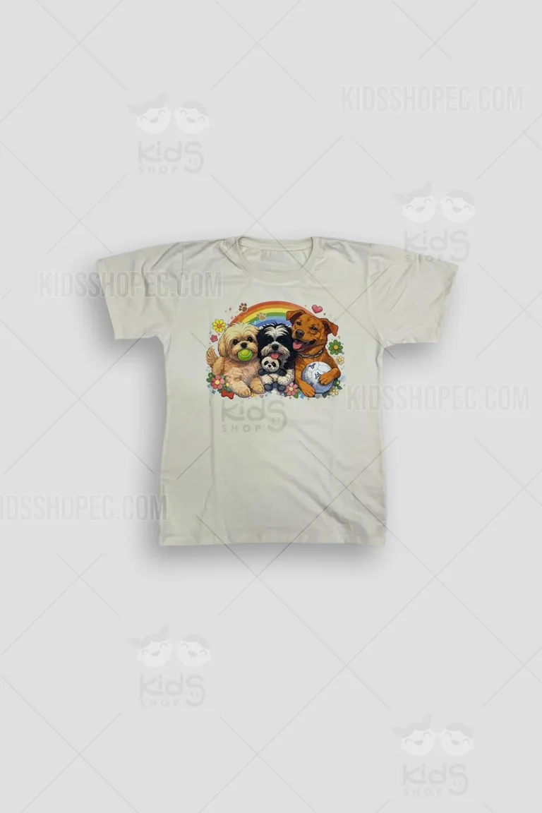 Dos modelos de camisetas infantiles fabricadas a pedido. Una camiseta totalmente blanca y otra estilo raglán con mangas y cuello negro. Ambas prendas presentan un estampado de alta definición de un perrito marrón con pañoleta roja. Confección de Kids Shop EC en Quito.
