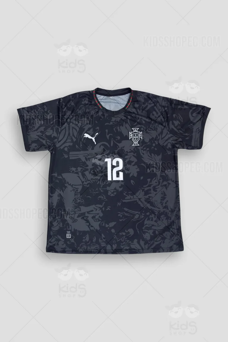Fotografía de una camiseta de fútbol de color negro con un patrón de textura agrietada en color gris que cubre toda la prenda. El cuello es negro y tiene una línea fina sublimada dividida en color verde y rojo. En el frente presenta un logo de marca deportiva en blanco, un escudo tipo federación y el número "7" grande en color blanco. En la espalda lleva el texto "PORTUGAL" en la parte superior, el número "7" central, un escudo con la frase "NUESTROS JUGADORES" y la palabra "ECUADOR" en la basta inferior.