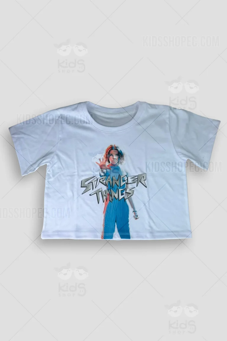 Camiseta negra de manga corta para niño o niña. Presenta el logotipo clásico de la serie Stranger Things estampado en el pecho en color gris brillante con contorno blanco. Confección bajo pedido de Kids Shop EC en Quito.