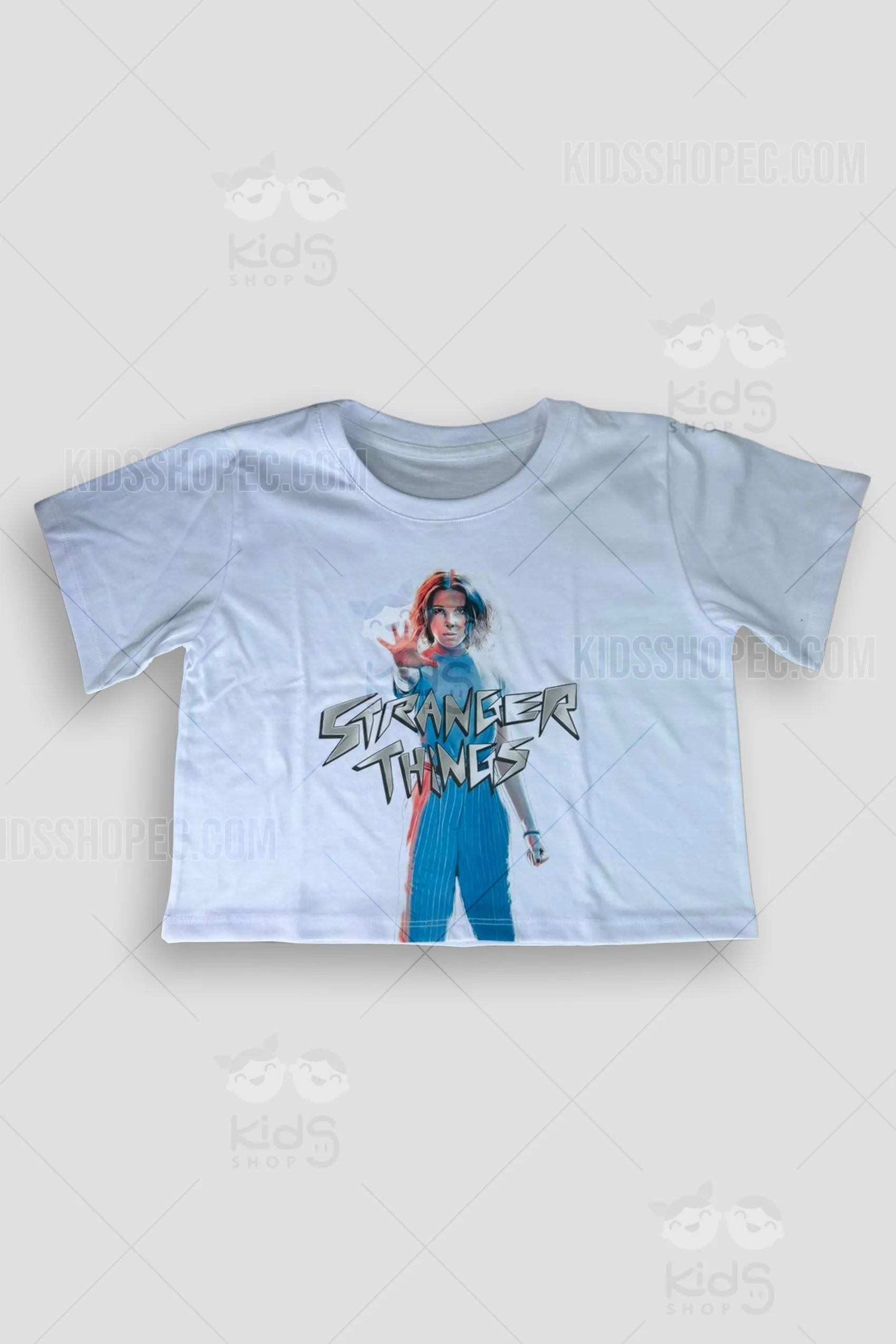 Camiseta negra de manga corta para niño o niña. Presenta el logotipo clásico de la serie Stranger Things estampado en el pecho en color gris brillante con contorno blanco. Confección bajo pedido de Kids Shop EC en Quito.