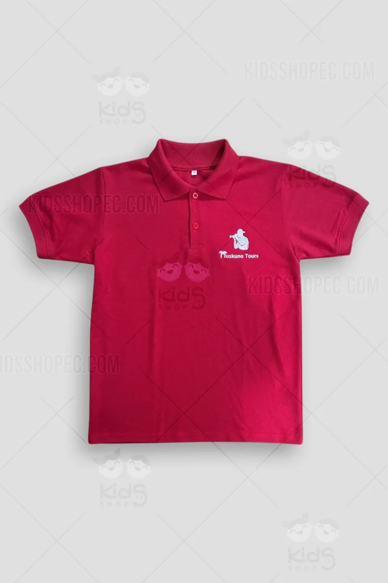 Fotografía de camisetas tipo polo de alta calidad en colores variados (rojo, azul denim y turquesa). Cada prenda presenta un logotipo bordado personalizado en el pecho izquierdo, que incluye un ícono distintivo y el nombre de la empresa. El bordado resalta con hilos de alta densidad que contrastan con el color de la tela. Las prendas tienen cuello camisero con tres botones al tono y están sobre un fondo gris neutro con marcas de agua de Kids Shop EC.