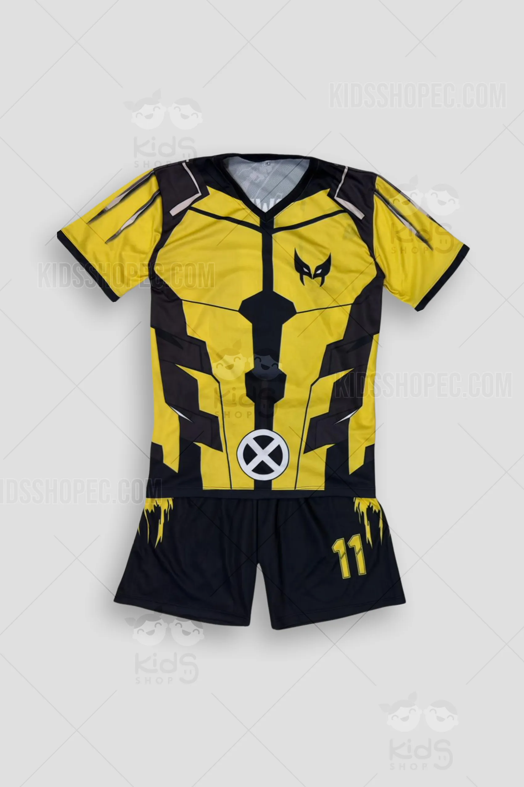 Uniforme de fútbol infantil inspirado en Wolverine en colores azul real, amarillo y negro. Incluye camiseta técnica con gráfico de superhéroe sublimado en alta definición, pantaloneta coordinada con detalles de garras y medias deportivas de alta resistencia. Confección profesional por Kids Shop EC / Winma Sports.