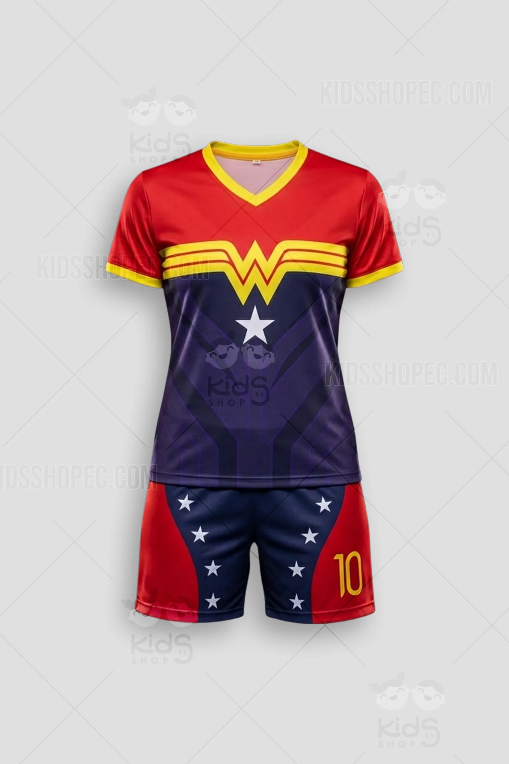 Uniforme de fútbol para mujer con diseño temático de la Mujer Maravilla en colores rojo, azul y dorado. Camiseta personalizada con nombre y número en la espalda, y pantaloneta con estrellas laterales coordinadas. Confección técnica de alta calidad por Kids Shop EC.