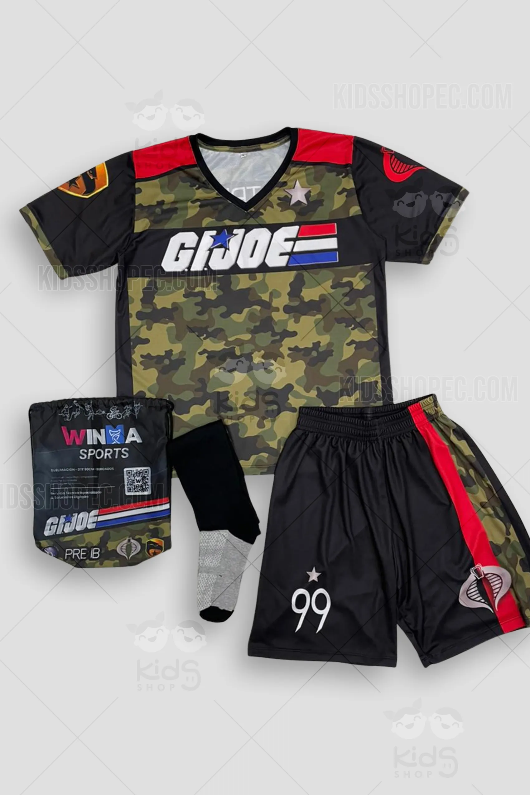 Uniforme deportivo completo de G.I. Joe con diseño de camuflaje militar sublimado. Incluye camiseta personalizada con nombre y número, pantaloneta técnica con logos de Cobra y bolso deportivo Winma Sports. Confección técnica por Kids Shop EC.