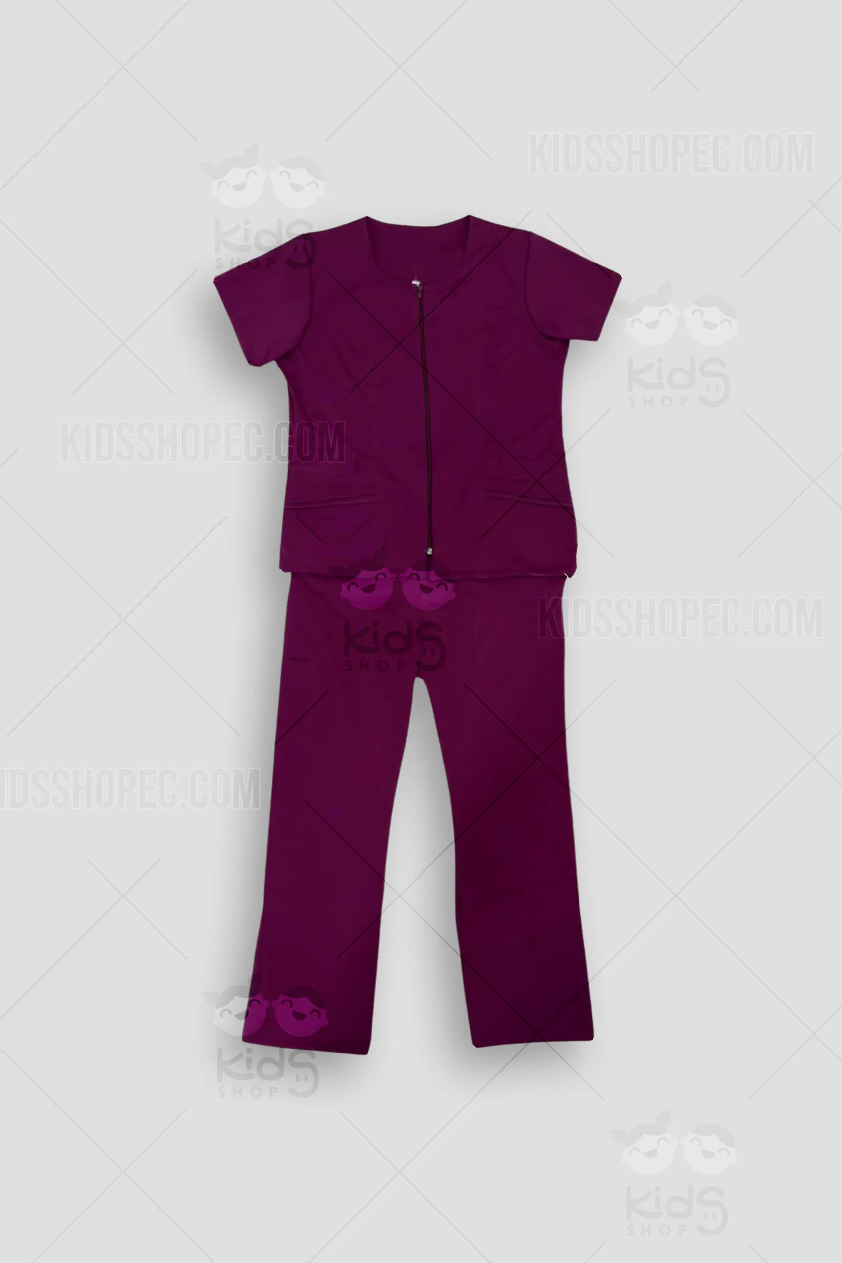Fotografía de un uniforme médico de dos piezas para mujer en color morado profesional. La blusa cuenta con cuello redondo, manga corta, cierre frontal de cremallera plateada y dos bolsillos inferiores con detalle de costuras horizontales decorativas. El pantalón es de corte recto con cintura elástica y cordón ajustable. La prenda está sobre un fondo gris neutro con marcas de agua de Kids Shop EC.