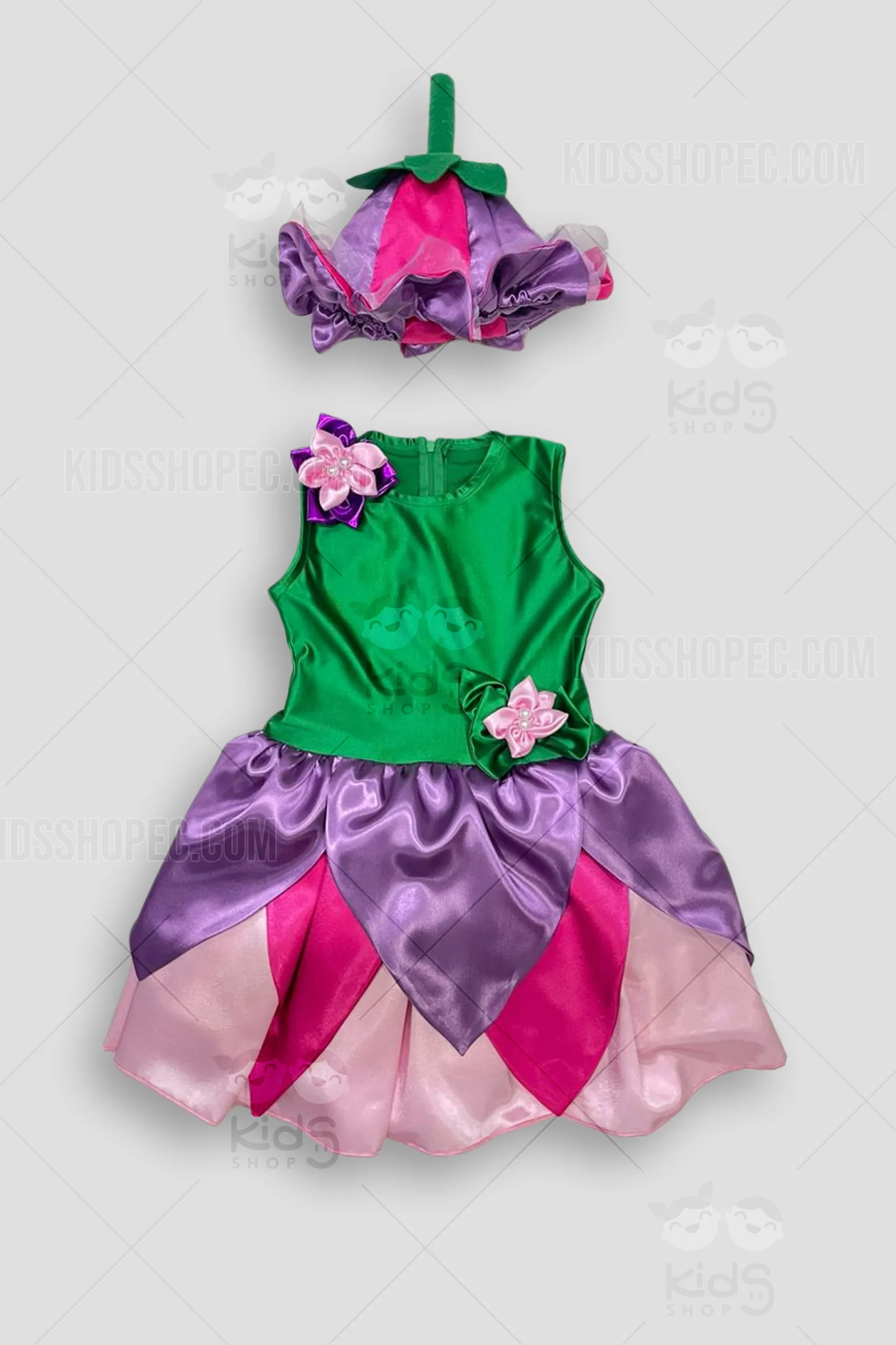 Disfraz artesanal de hada o flor para niña con corpiño verde de satín y falda de pétalos en tonos morado, fucsia y rosa. Detalle de flores con perlas y gorrito temático con tallo verde. Confección de alta gama por Kids Shop EC en Quito, Ecuador.