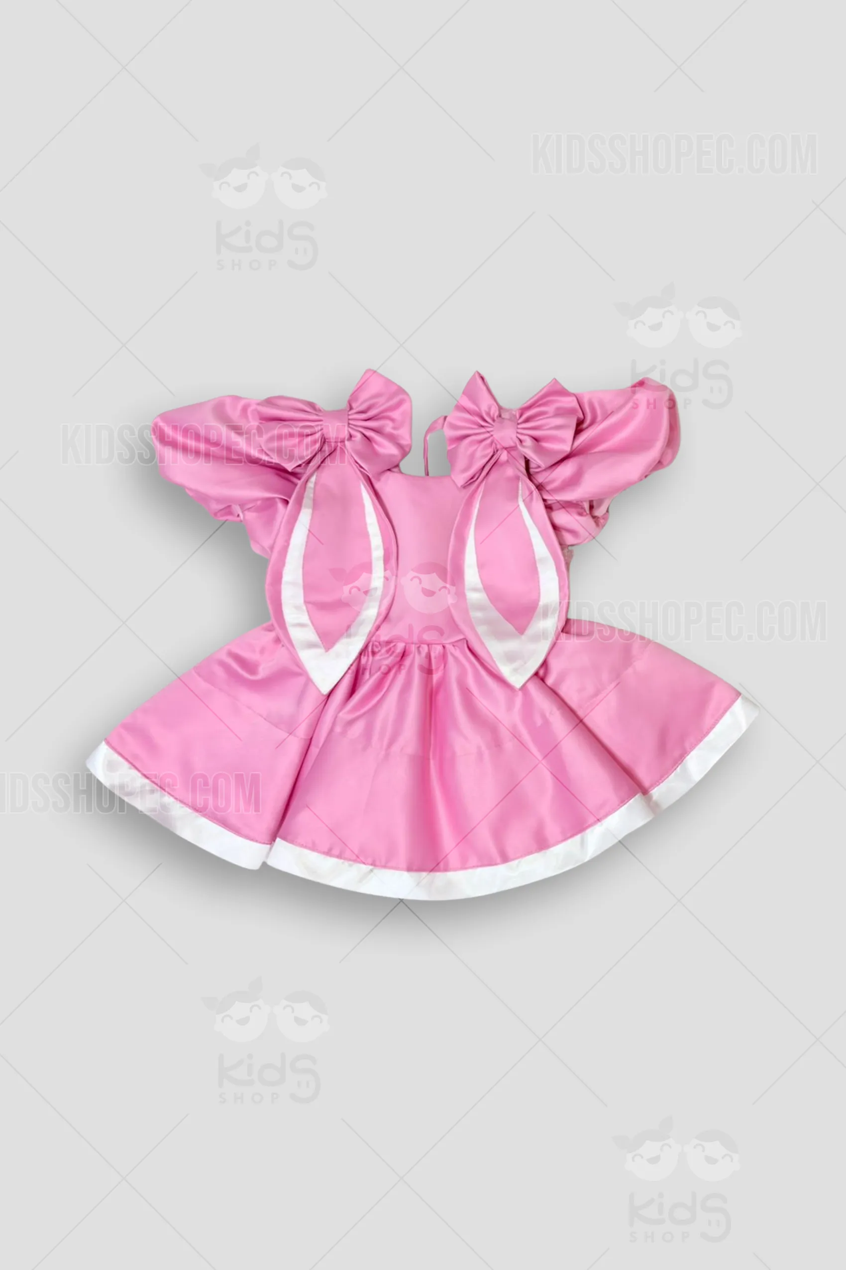 Set completo de disfraz de coneja para niña in color rosa y blanco. Incluye un vestido tipo tutú con cara de conejo in el pecho, mangas a cuadros rosa, falda de tul brillante con detalles de zanahorias, una diadema de orejas de conejo y un bolso in forma de zanahoria. Confección artesanal de Kids Shop EC.