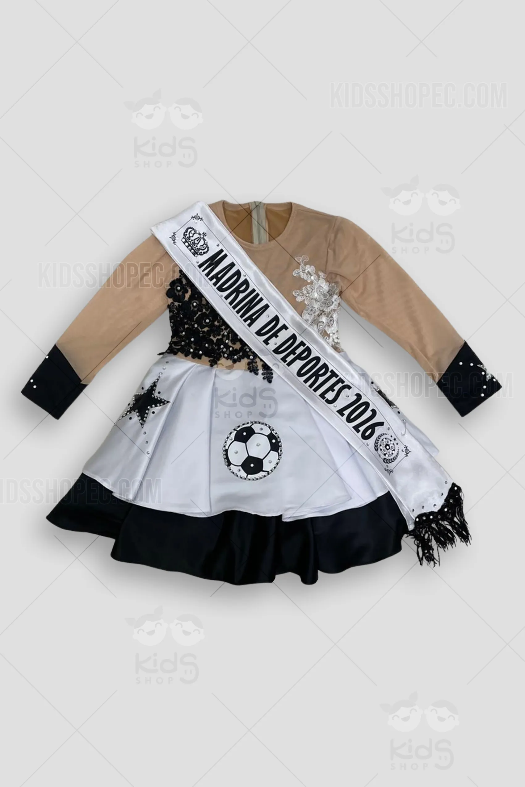 Disfraz artesanal de madrina de fútbol para niña en blanco y negro brillante. Incluye vestido de tul multicapa con estampado de balón, visera artesanal con balón 3D coordinada, guantes con estampado deportivo, zapatos coordinados y bloom balls coordinados. Hecho a medida por Kids Shop EC en Quito, Ecuador.
