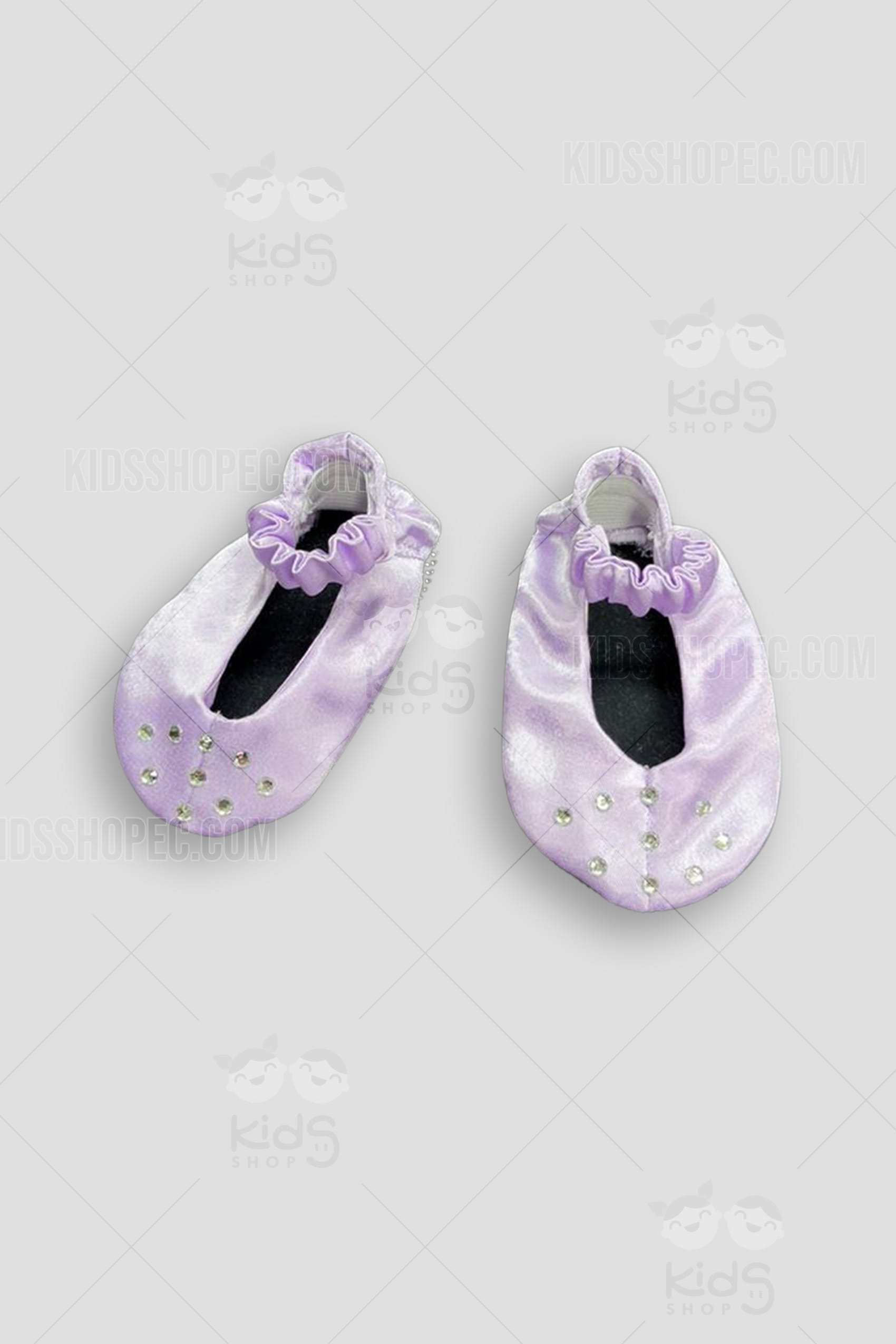 Zapatillas de tela para bebé en color rosa con cordones blancos decorativos y puntera blanca. Escarpines suaves con suela flexible para recién nacidos y bebés. Confección artesanal de Kids Shop EC.