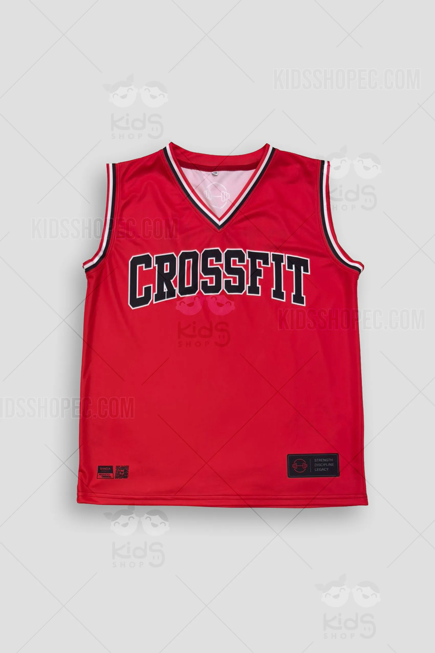 Fotografía frontal y trasera de un bividí deportivo (camiseta sin mangas) de color rojo vibrante. En la parte delantera, presenta la palabra "CROSSFIT" estampada en el pecho con letras estilo universitario en color negro y contorno blanco. El cuello en "V" y las sisas cuentan con ribetes a rayas en negro, blanco y rojo. En la espalda, destaca el nombre "STALIN" y un pequeño logo de una pesa (barbell) en la parte superior. En la zona inferior delantera se observan etiquetas de autenticidad de Winma Sports. Fondo gris neutro con marcas de agua de Kids Shop EC.