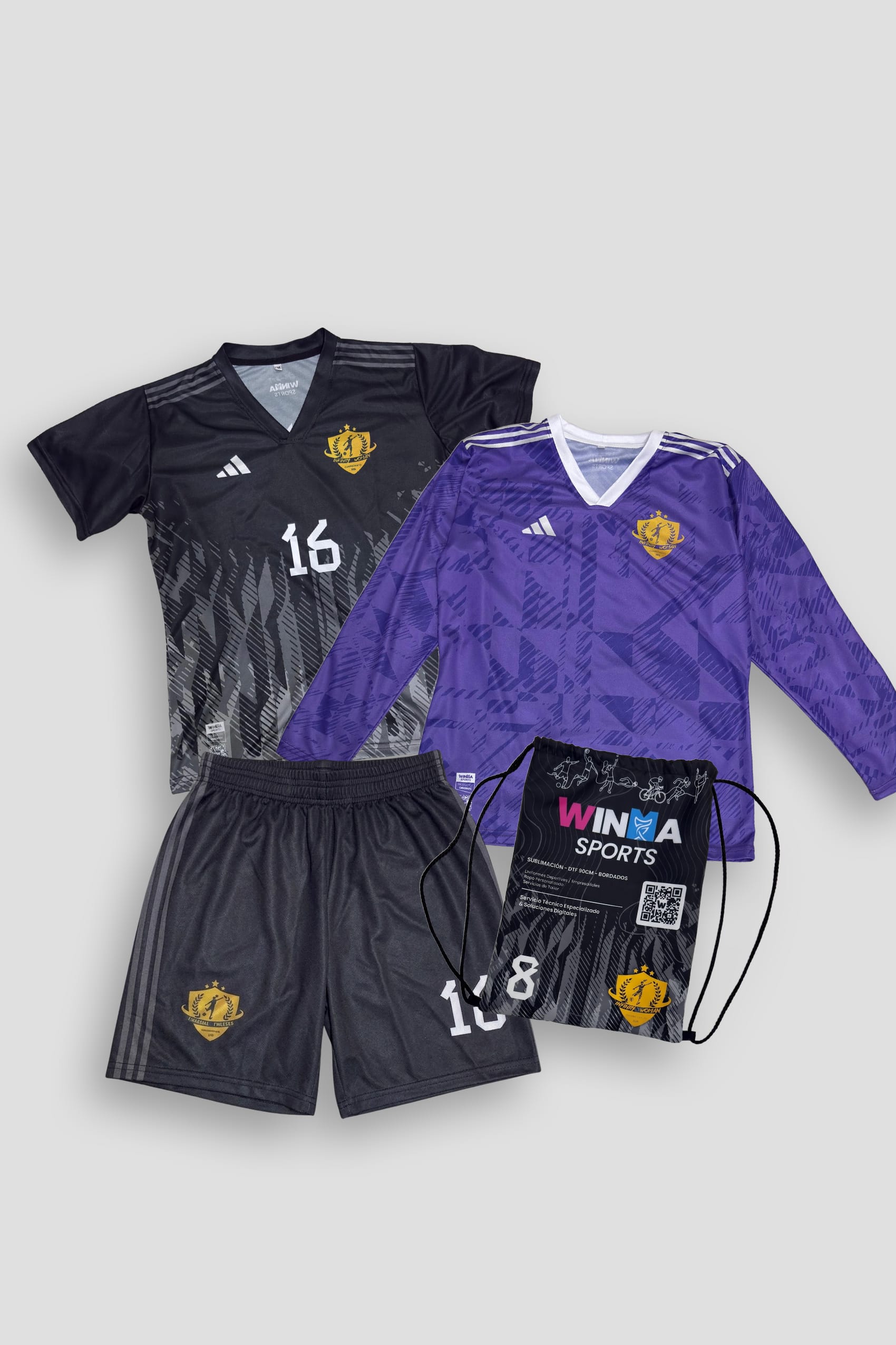 Fotografía de un combo completo de indumentaria deportiva para equipo de fútbol femenino. Incluye una camiseta de jugadora de manga corta en tonos negro y gris con un patrón geométrico difuminado; un buso de arquera de manga larga en color morado con texturas abstractas; y una pantaloneta negra con el número 16. Ambas camisetas tienen cuello en "V", el escudo dorado del equipo "Infinity Woman", números estampados y detalles de patrocinadores. Además, se incluye una mochila de cuerdas (drawstring bag) negra con el logo de Winma Sports y detalles promocionales. Fondo gris neutro con marcas de agua de Kids Shop EC.