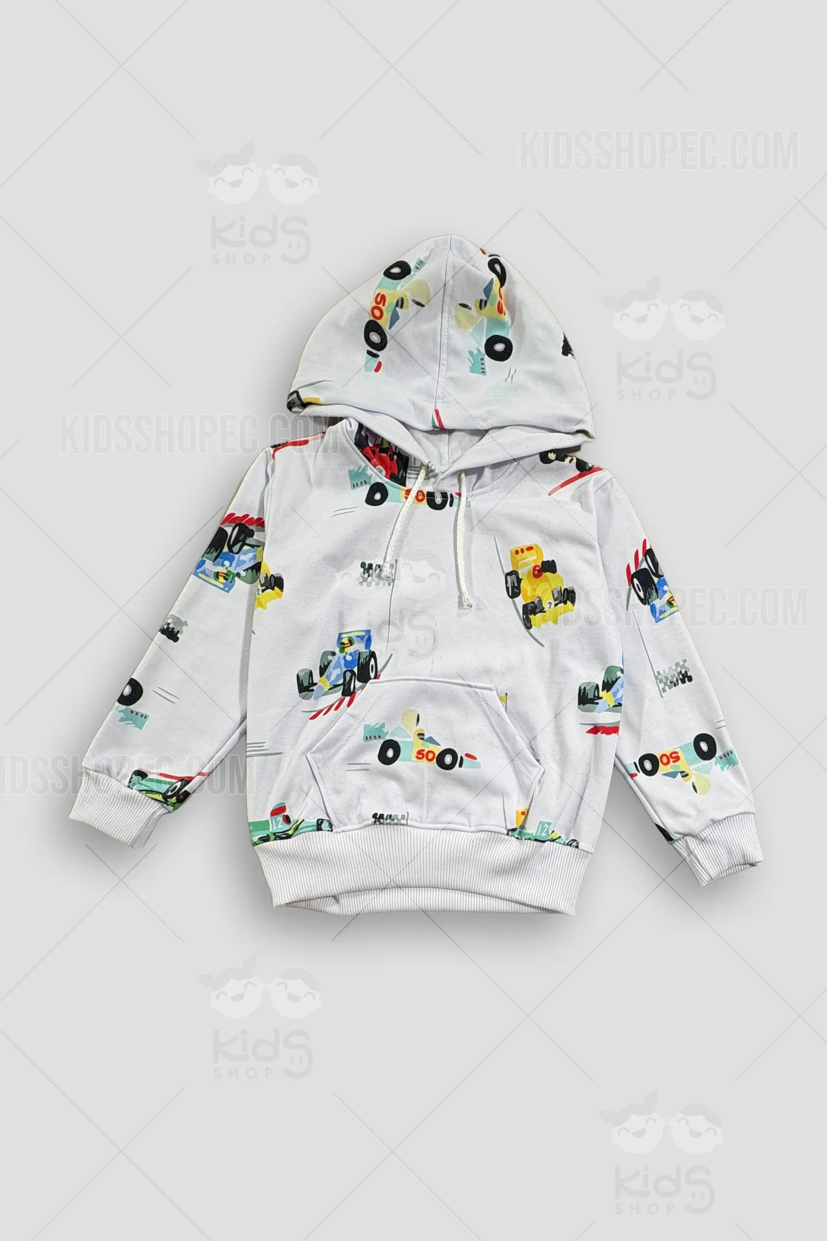 Fotografía frontal, trasera y de detalles de una sudadera con capucha (hoodie) para niños. El diseño "all-over print" se presenta sobre una base de color blanco o gris muy claro, mostrando coloridas ilustraciones estilo acuarela de autos de carrera tipo Fórmula 1 en tonos rojo, amarillo, azul y verde, acompañados de banderas a cuadros y pistas. Incluye un bolsillo tipo canguro en el frente, cordones blancos en la capucha, y puños y pretina inferior en tejido rib elástico de color blanco. Se muestra sobre un fondo gris neutro con marcas de agua de Kids Shop EC.