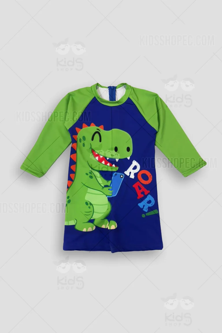 Fotografía frontal y detalle de un traje de baño enterizo (estilo short) para niño. El cuerpo del traje es de color azul marino profundo, contrastando con mangas largas en color verde brillante. En el frente destaca una colorida ilustración sublimada de un simpático dinosaurio verde sosteniendo un teléfono celular, acompañado de la palabra "ROAR!" en letras divertidas. Se observa el inicio de un cierre en la parte posterior del cuello. Fondo gris neutro con marcas de agua de Kids Shop EC.