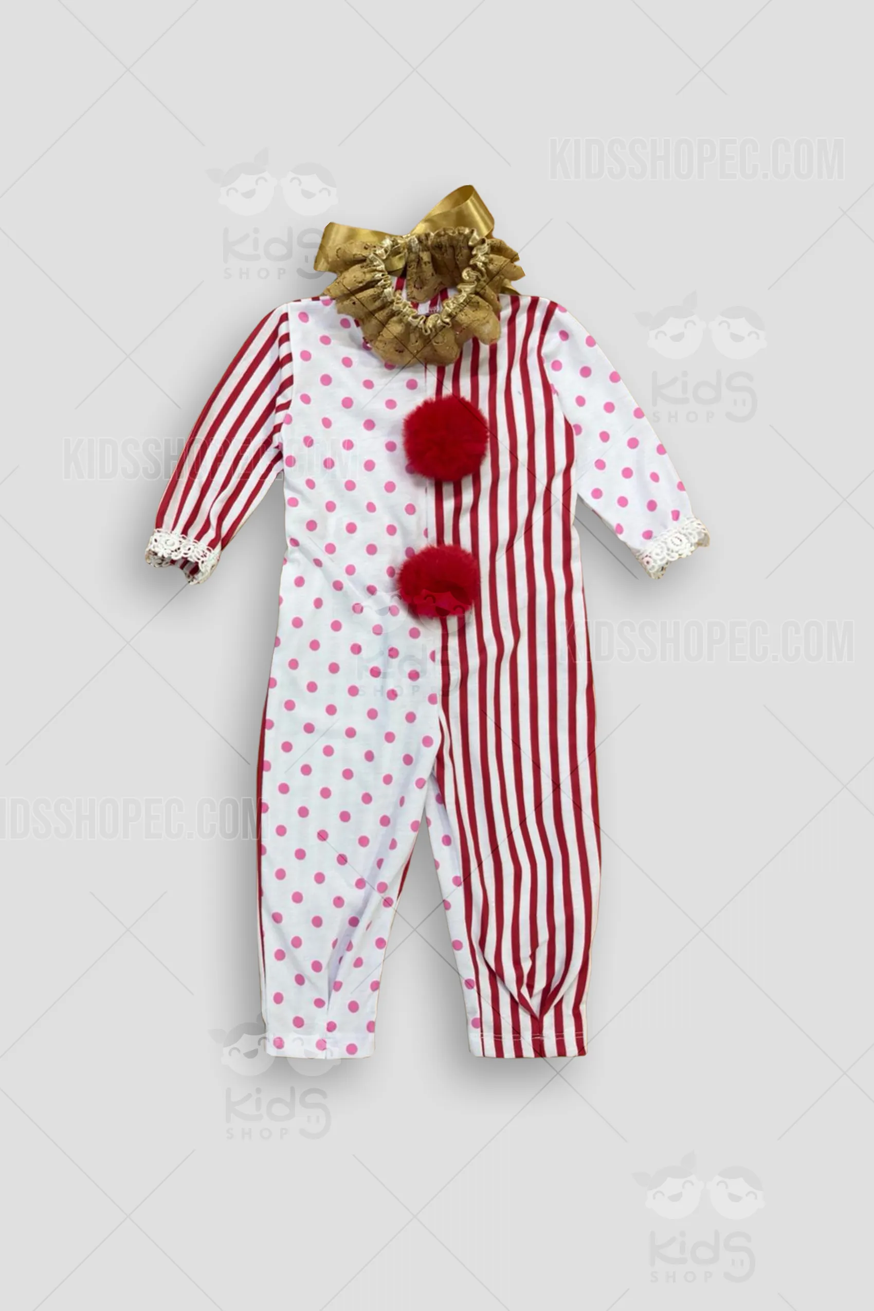 Fotografía a cuerpo completo de un niño sonriendo mientras usa un disfraz de payaso completo. El atuendo consta de un jumpsuit amarillo brillante con detalles azules de lunares blancos en cuello y puños, decorado con grandes botones falsos de colores; una capa roja y azul con lunares gigantes; una peluca rizada multicolor estilo arcoíris; un sombrero cónico rojo con lunares y pompón azul; y una gran pajarita azul con lunares blancos. El niño posa sobre un fondo gris neutro con marcas de agua de Kids Shop EC.