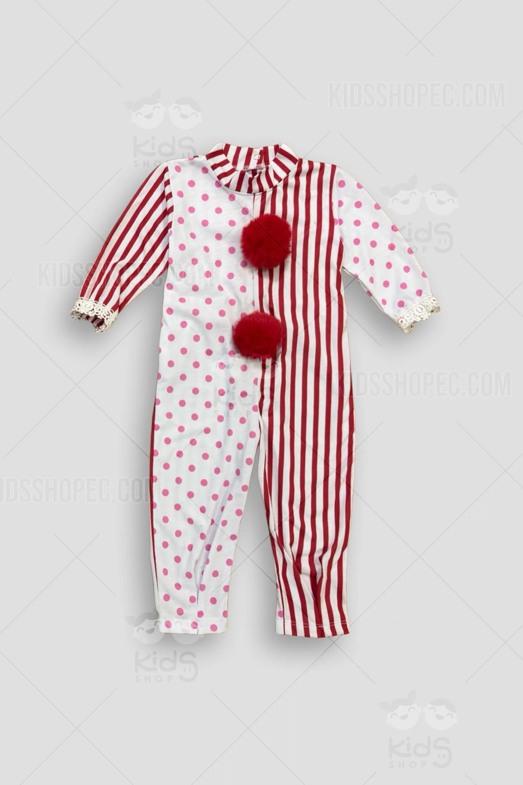 Fotografía a cuerpo completo de un niño sonriendo mientras usa un disfraz de payaso completo. El atuendo consta de un jumpsuit amarillo brillante con detalles azules de lunares blancos en cuello y puños, decorado con grandes botones falsos de colores; una capa roja y azul con lunares gigantes; una peluca rizada multicolor estilo arcoíris; un sombrero cónico rojo con lunares y pompón azul; y una gran pajarita azul con lunares blancos. El niño posa sobre un fondo gris neutro con marcas de agua de Kids Shop EC.