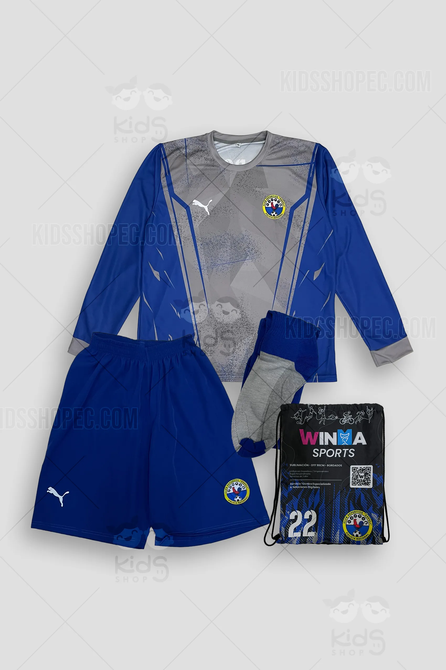 Fotografía de un combo de indumentaria deportiva de fútbol del Club Deportivo ESPOLI. Incluye una camiseta de manga larga con un diseño geométrico sublimado en tonos gris y azul rey, destacando el número 22 en la espalda y logotipos de patrocinadores locales. El kit se complementa con una pantaloneta azul sólido, un par de medias deportivas ergonómicas en azul y gris, y una mochila de cuerdas (drawstring bag) negra con detalles azules que hace juego con el uniforme, mostrando el logo de Winma Sports y el escudo del equipo. Fondo gris neutro con marcas de agua de Kids Shop EC.