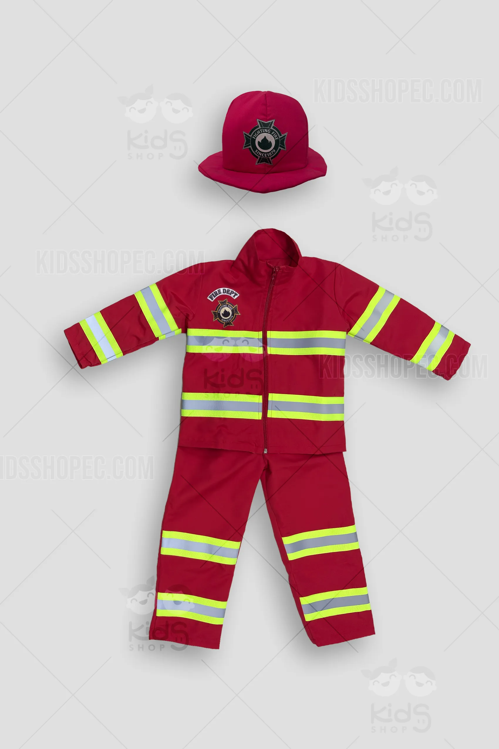 Fotografía de producto de alta resolución con fondo gris claro degradado. Muestra un traje completo de bombero para niños. El casco de color amarillo brillante tiene un emblema de 'FIRE FIGHTER CHIEF' dorado y negro y una visera plateada. La chaqueta de color azul marino tiene cintas reflectantes horizontales amarillas y verdes lima, un parche bordado 'FIRE DEPT 31' en el pecho y el parche número '11' en el puño. Los pantalones azul marino a juego tienen el mismo diseño reflectante en el puño inferior. Las texturas de la tela son claras y táctiles. El logotipo de 'Kids Shop EC' y 'Winma Sports' está sutilmente integrado.
