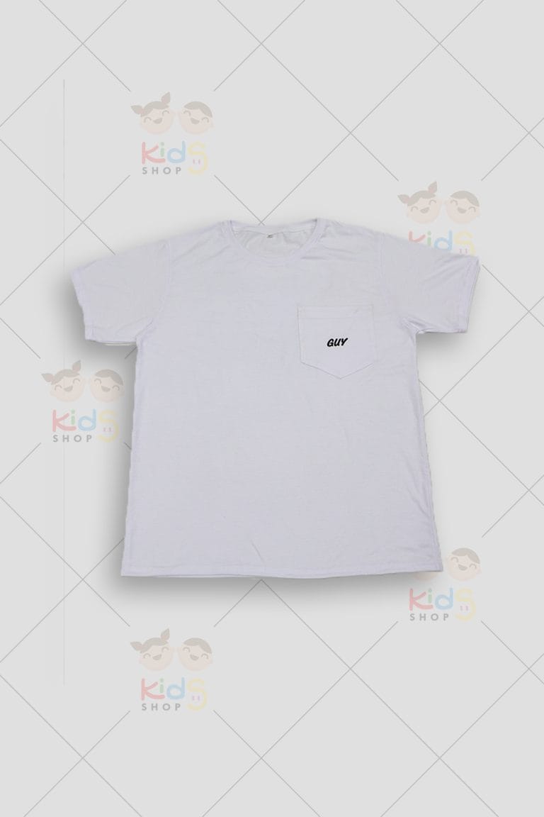 Fotografías del frente y reverso de una camiseta básica de color blanco, manga corta y cuello redondo. La parte frontal tiene un diseño minimalista con un bolsillo en el pecho izquierdo que lleva la palabra "GUY" estampada en letras negras cursivas. El reverso presenta un gran estampado artístico del volcán Antisana nevado, diseñado con un estilo de salpicaduras de pintura en tonos azules, negros y tierra, coronado por la palabra "ANTISANA" en letras geométricas moradas. Las imágenes se muestran sobre un fondo gris claro con marcas de agua de Kids Shop EC.