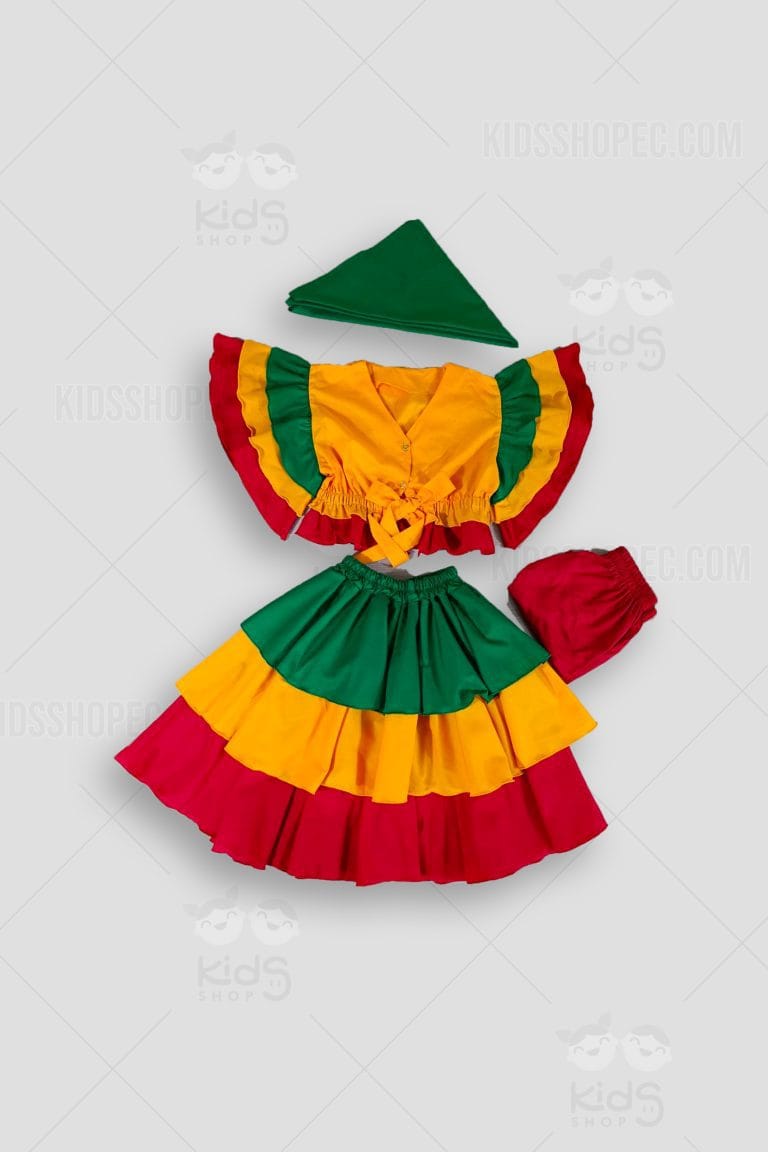 Fotografías de un traje típico de danza para niña en colores vibrantes. El conjunto incluye cuatro piezas: una blusa amarilla con cierre de botones, lazo frontal y mangas de vuelos tricolores (verde, amarillo y rojo); una falda amplia de tres capas horizontales (verde, amarilla y roja); un short rojo básico con cintura elástica; y un pañuelo coreográfico verde. Las prendas se exhiben sobre un fondo gris neutro con marcas de agua de Kids Shop EC.