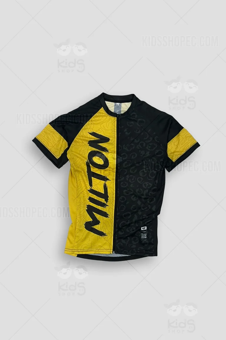 Fotografías de un jersey de ciclismo de manga corta con cierre frontal completo y diseño bicolor asimétrico. La mitad derecha es amarilla con un patrón sutil de líneas topográficas y lleva un nombre personalizado impreso verticalmente en negro con tipografía de brocha. La mitad izquierda es negra con una textura sutil tipo animal print oscuro. En la espalda, el diseño se fusiona destacando el texto de equipo 'TEAM FUELANTALA', un gráfico de un plato de bicicleta (engranaje) sobre los bolsillos traseros, y el texto 'BE FAST' en la nuca. Fondo gris claro.