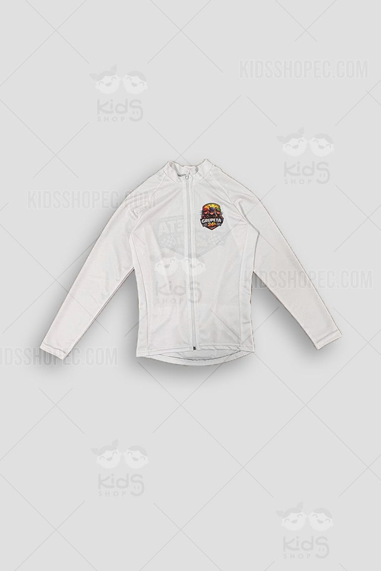 Fotografías del frente y reverso de un maillot o chaqueta de ciclismo de manga larga en color blanco. La prenda cuenta con cremallera frontal completa, cuello alto y tres bolsillos elásticos traseros clásicos. Está confeccionada en tela deportiva texturizada transpirable. En el pecho izquierdo y en la parte central de la espalda lleva estampado a todo color el logotipo "GRUPETA 24h", acompañado de un gráfico con ciclistas y banderas a cuadros. Se exhibe sobre un fondo gris claro con marcas de agua de Kids Shop EC.