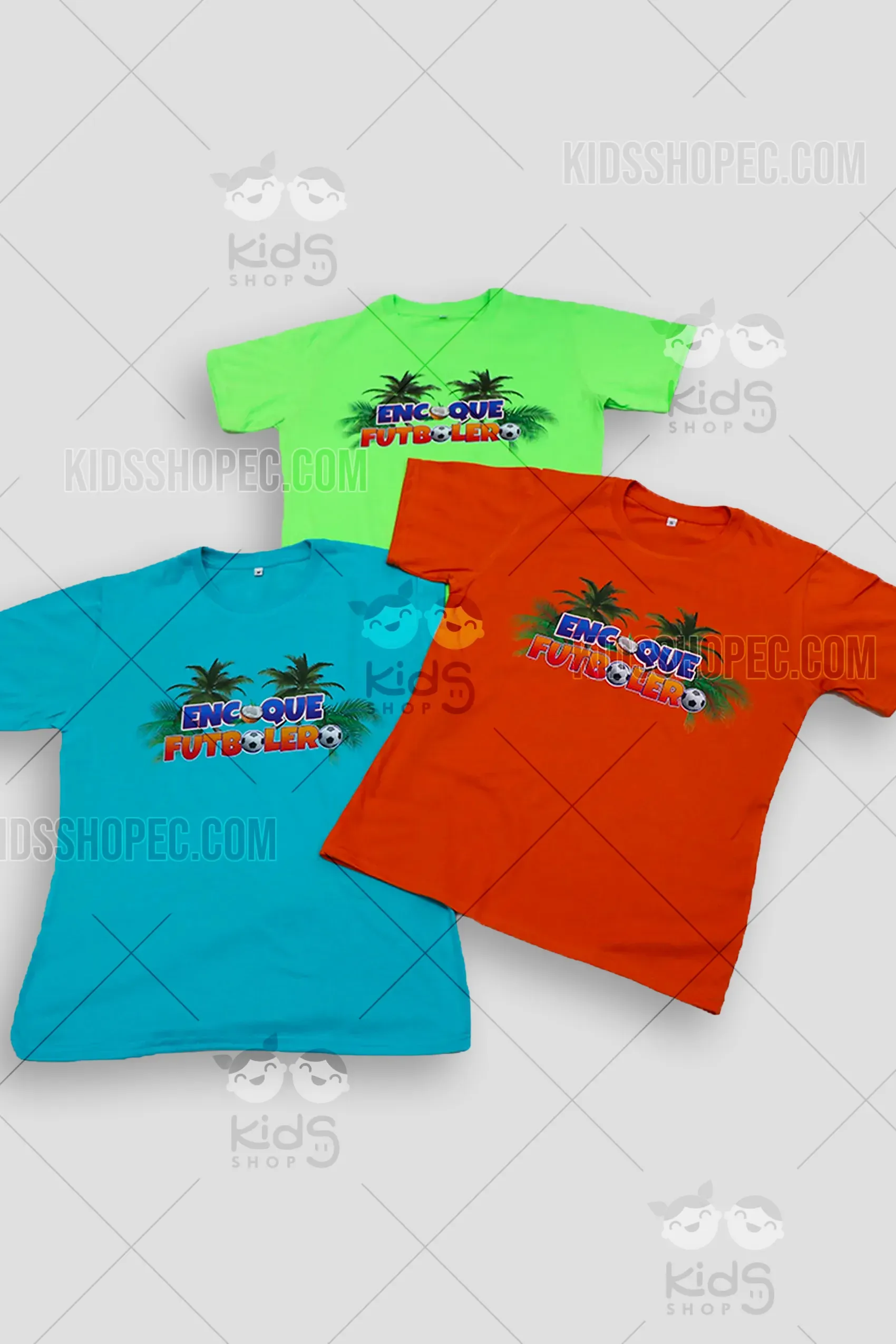 Fotografía de tres camisetas básicas de manga corta en colores verde neón, turquesa y naranja. En la parte frontal llevan un estampado colorido con el texto 'ENCOQUE FUTBOLERO', decorado con palmeras tropicales, medios cocos y balones de fútbol. La vista posterior de la camiseta turquesa muestra un diseño en tonos azules y blancos con la frase 'PASIÓN FUTBOLERA Y SABOR ECUATORIANO', acompañada de la ilustración de un balón a gran velocidad y un coco partido. Las prendas se muestran sobre un fondo gris neutro con marcas de agua de Kids Shop EC.