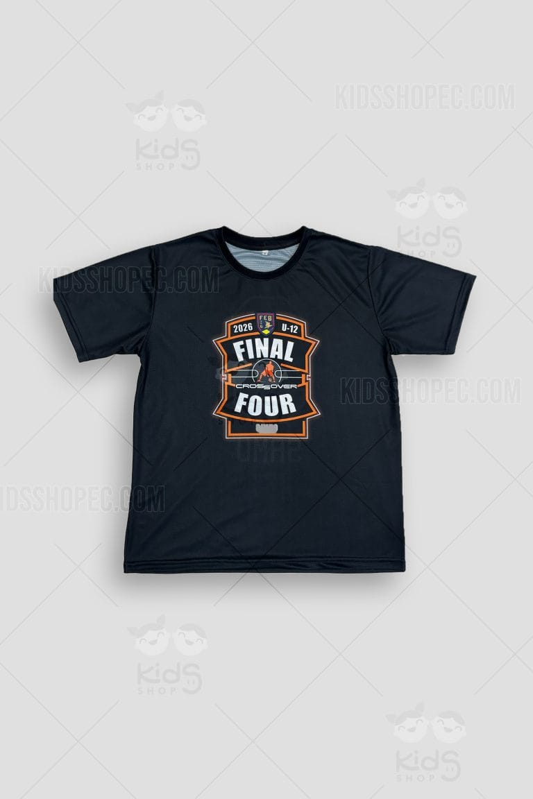 Fotografías del frente y reverso de una camiseta deportiva negra de manga corta con textura transpirable. El estampado frontal es un emblema de baloncesto en tonos naranja y blanco con el texto "2026 U-12 FINAL FOUR CROSSOVER QUITO". El reverso destaca por un gran número "3" cuyo interior está rellenado tipográficamente con los nombres pequeños de los jugadores del equipo, y debajo lleva el nombre personalizado "SAMU". Las prendas se muestran sobre un fondo gris claro con marcas de agua de Kids Shop EC.