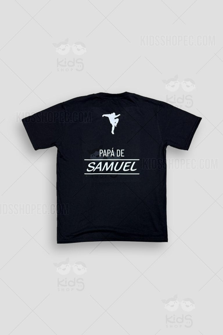 Fotografías de dos modelos de camisetas negras de manga corta con estampados personalizados. El primer modelo presenta un diseño en color naranja vibrante con un jugador de baloncesto y el texto 'CROSSOVER BATUCADA' al frente, y en la espalda dice 'MAE BATERISTA' sobre el dibujo de una batería. El segundo modelo tiene letras blancas al frente que dicen 'SDS DANCE CLUB' y en la espalda muestra la silueta de un bailarín urbano junto al texto 'PAPÁ DE SAMUEL'. Ambas prendas están sobre un fondo gris claro con marcas de agua de Kids Shop EC.