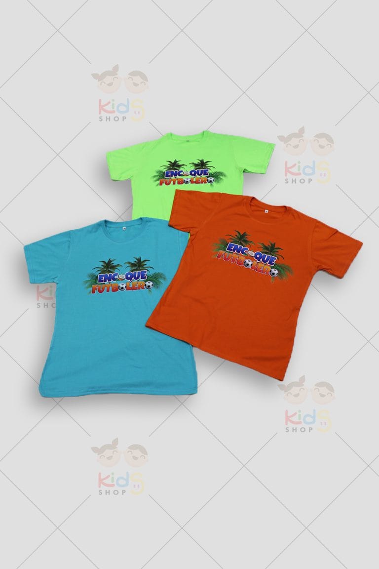 Fotografía de tres camisetas básicas de manga corta en colores verde neón, turquesa y naranja. En la parte frontal llevan un estampado colorido con el texto 'ENCOQUE FUTBOLERO', decorado con palmeras tropicales, medios cocos y balones de fútbol. La vista posterior de la camiseta turquesa muestra un diseño en tonos azules y blancos con la frase 'PASIÓN FUTBOLERA Y SABOR ECUATORIANO', acompañada de la ilustración de un balón a gran velocidad y un coco partido. Las prendas se muestran sobre un fondo gris neutro con marcas de agua de Kids Shop EC.